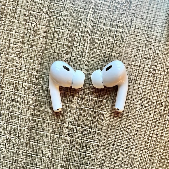 Apple AirPods Pro 2nd Generation with MagSafe Wireless Charging Case - White - Picture 5 of 7